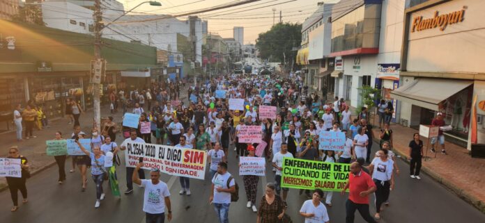 Em Cuiabá 5 mil enfermeiros protestam contra suspensão de piso