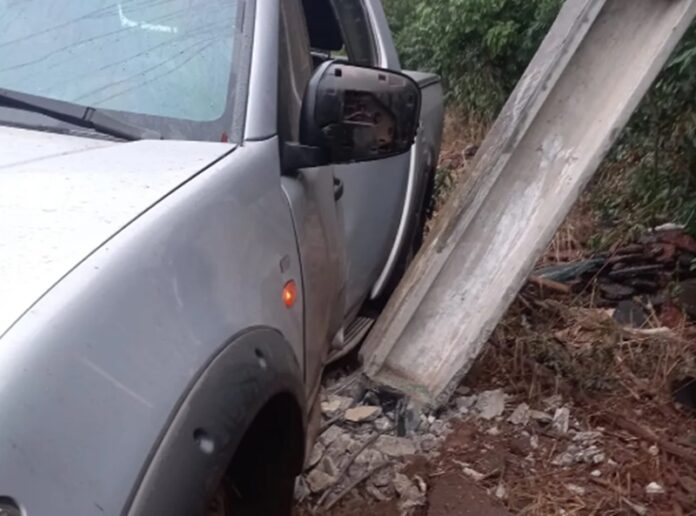 Carro Derrapa Na Pista Molhada Bate Em Poste E Deixa Mais De Dois Mil