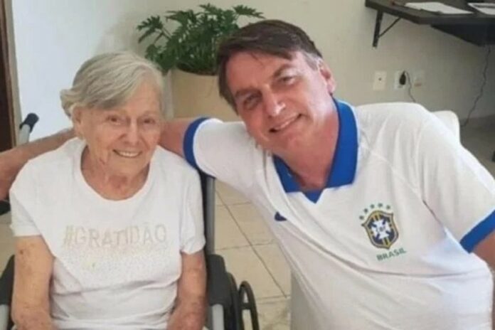 Bolsonaro com a mãe