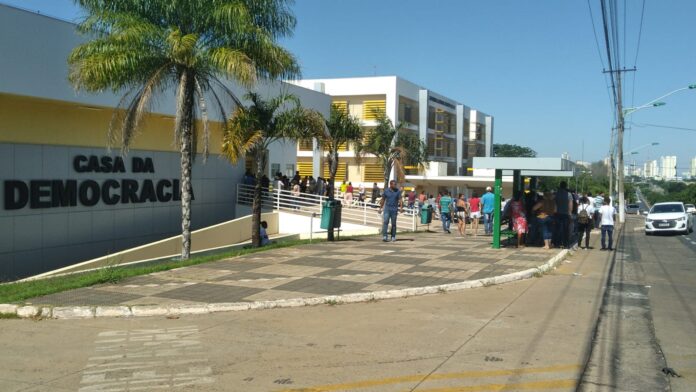 Fila em frente à Casa da Democracia