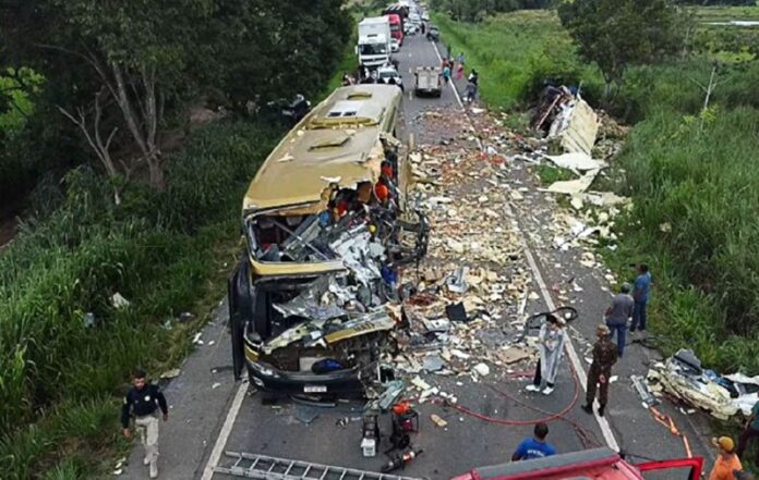 Sobe para 9 número de mortes em acidente com ônibus de fiéis em